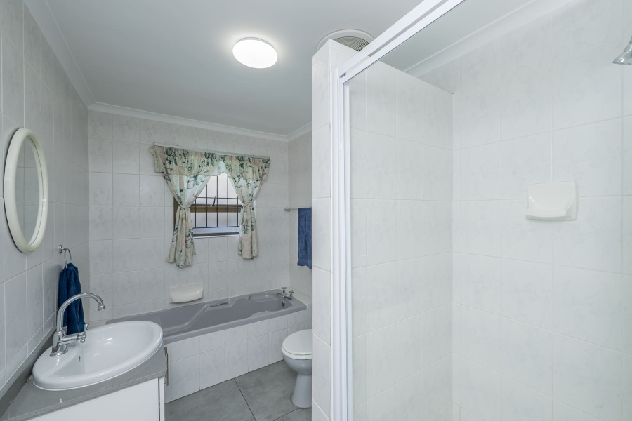 4 Bedroom Property for Sale in Vredekloof Western Cape